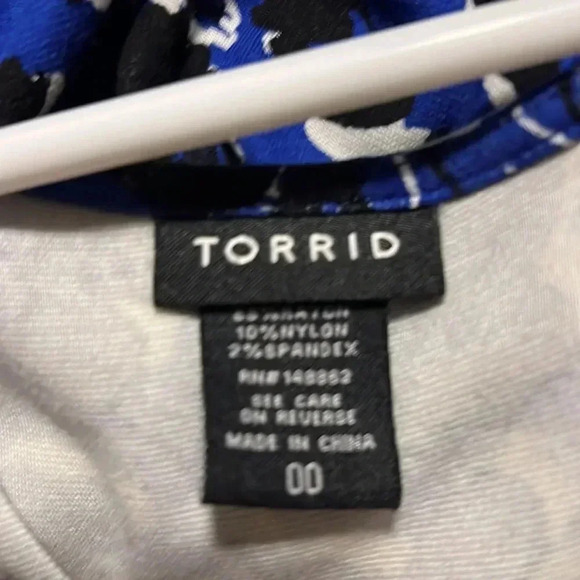 Torrid Blue/Black/White Floral V-Neck Top - Picture 4 of 6